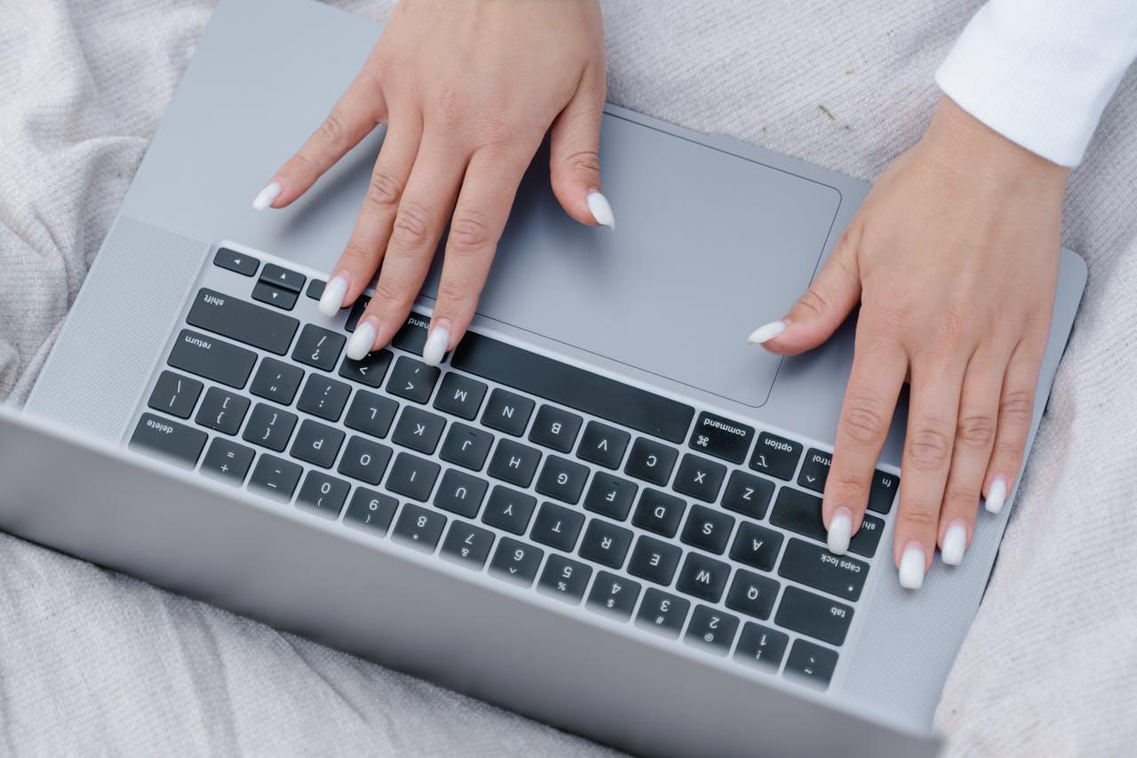 Osoba pisząca na laptopze